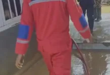 Damkarmat Kendari Turun Langsung Bantu Warga Terdampak Banjir dan Lumpur
