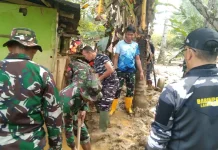 Pasca Banjir Wanggu, Personel Kodim 1417/Kendari Bersihkan Material Lumpur