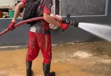 Pasca Banjir di Puri Taman Kendari, Warga Bersihkan Rumah dari Lumpur