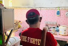 Damkar Kendari Bersihkan Lumpur Pascabanjir di Watulondo