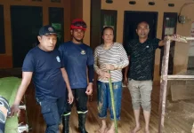 Kekuatan Mobil Damkar Kendari Bantu Bersihkan Lumpur Pascabanjir