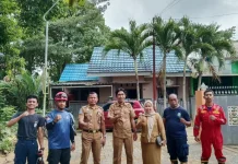 Tim Damkar Bantu Warga  Bersihkan Rumah, Sekolah dan Masjid Pascabanjir