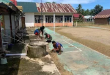 Hidupkan Gotong Royong, Koramil Lainea Benahi Fasilitas Olahraga Desa
