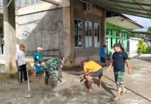 Bersama Puluhan Warga, Babinsa Mandonga Gelar Kerja Bakti di Komplek Teporombua
