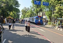 Daya Tarik Rel Kereta di Sepanjang Jalan Utama