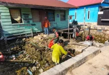 Warga dan TNI Bersihkan Lingkungan di Kecamatan Nambo