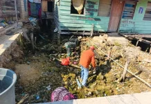 Koramil Poasia dan Warga Bersihkan Saluran Air