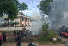 Kebersamaan Aksi Bersih Karyawan RRI Kendari di Rumah Dinas