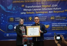 Kemenkum Sultra Serahkan Penghargaan JDIH Terbaik kepada Pemkot Kendari