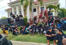 Ribuan Warga Lingkar Tambang PT WIN Padati PN Andoolo