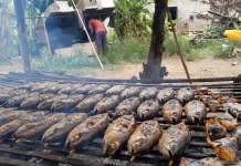 Melihat Proses Pembuatan Ikan Asap Khas Andonohu