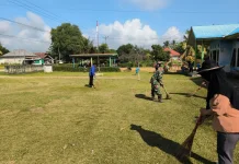 Babinsa Koramil Lambuya Bersama Perangkat Desa Bersihkan Fasilitas Umum di Uepai