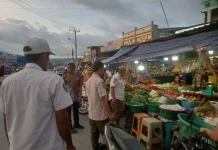 Satpol PP Kendari Tertibkan Pedagang di Trotoar Pasar Andonohu