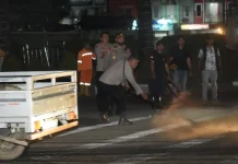 Pulihkan Fasilitas Publik, Polisi Bersihkan  Sisa Pembakaran Ban