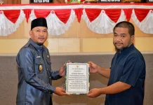 Pemkot Kendari Serahkan Raperda Pertanggungjawaban APBD 2025
