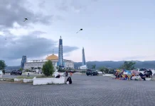Bermain Layangan Jadi Daya Tarik Mesjid Al Alam