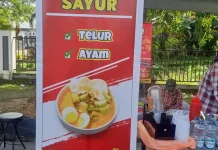 Pasturi di Kendari Jualan Lontong Sayur Depan Kantor BPN