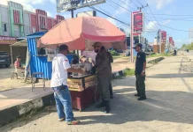 Satpol PP Kota Kendari Tertibkan Penjual Kue dan Makanan di Trotoar Jalan Martadu