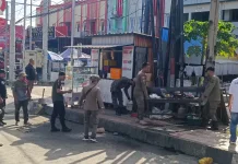 Satpol PP Kendari Tertibkan Lapak Trotoar Jalan Martandu