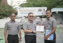 Kakanwil Kemenkum Sultra Berikan Penghargaan kepada Pegawai Berkinerja