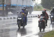 Musim Hujan Tiba, Pengendara Motor Diminta Lebih Waspada