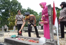 Kapolda Sultra Ziarah dan Tabur Bunga di TMP Watubangga