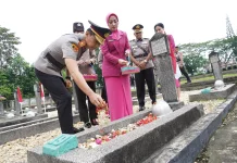 Kapolda Sultra Ziarah Makam Pahlawan Sambut Hari Bhayangkara Ke-80