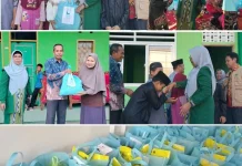 Kemenag Kendari Salurkan Ratusan Paket Sembako untuk Anak Yatim dan Disabilitas