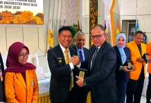 Bupati Konsel Terima Penghargaan Panelis UHO