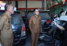 Bupati Kolaka Tinjau Gudang Aset, Percepat Penataan dan Lelang Kendaraan Dinas.