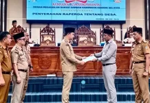 Pemkab Konsel Serahkan Raperda Perubahan tentang Desa ke DPRD