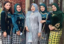 Busana Adat Tolaki Berbalut Tenun Warnai Pernikahan di Hotel Kubah 9