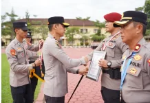 Kapolda Sultra beri Penghargaan Kepada 18 Personel Berprestasi