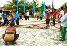 Sekda Konawe Tinjau Progres Pembangunan Rumah Adat