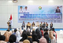 Gubernur Sultra Serahkan Rapel Gaji Enam Bulan bagi PPPK Paruh Waktu