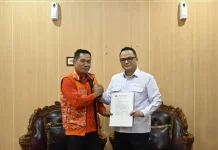 Kakanwil Kemenkum Sultra Serahkan SKT Partai Gerakan Rakyat