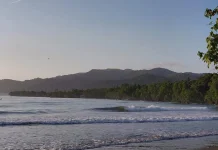 Pesona Ombak Pagi yang Menenangkan di Pantai Batu Gong