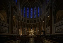 Katedral dengan Jendela Kaca Berusia Ratusan Tahun