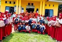 Camat Palangga Konsel Salurkan Seragam Sekolah Gratis