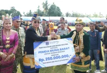 Gubernur Sultra Serahkan Berbagai Bantuan pada HUT Ke-12 Muna Barat