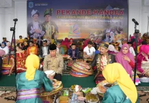 Pakande-Kandea Warnai HUT Ke-12 Buton Tengah, Gubernur Serahkan Penghargaan