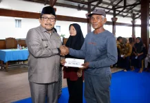 Pemkab Bombana Salurkan Zakat untuk Mustahik