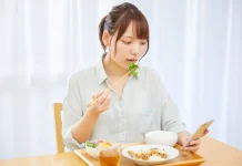 Main HP saat Makan? Kebiasaan Ini Bisa Bikin Kamu Makan Berlebihan!