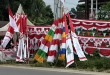 Penjual Bendera Manfaatkan Momentum Kemerdekaan Demi Tambah Penghasilan