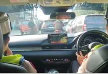 Polwan Ditlantas Polda Sultra Edukasi Pengendara lewat Public Address