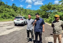Bupati Buton Pantau Jalan 25, Perbaikan sementara Tunggu Dukungan Pusat