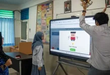 Ribuan Smartboard Masuk Sultra, Pemerintah Genjot Digitalisasi Pembelajaran