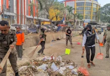 Satpol PP Kendari Tertibkan Pedagang di Bahu Jalan Pasar Kota Lama