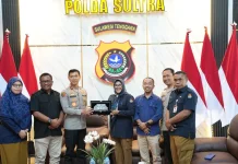 Bawaslu Sultra Serahkan Penghargaan Nasional Gakkumdu kepada Kapolda