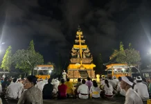 Umat Hindu Kendari Melaksanakan Sembahyang Tilem